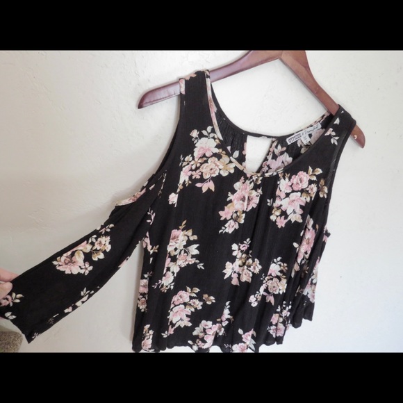 Gypsies & Moondust Cold Shoulder Top Size M - Picture 3 of 8